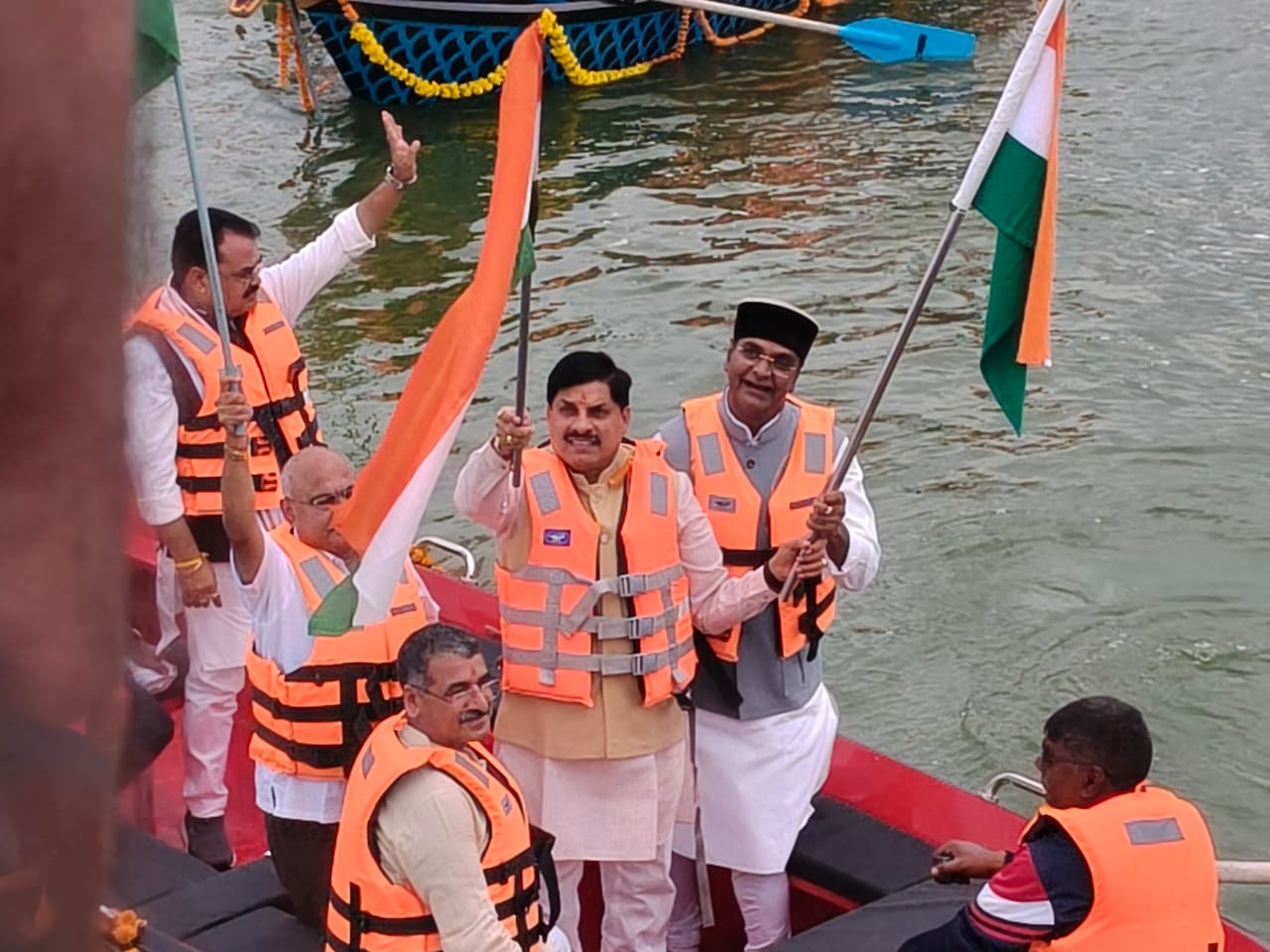 बड़े तालाब की लहरों पर मुख्यमंत्री ने लहराया तिरंगा - सीएम की अगुवाई में निकली तिरंगा यात्रा 2 1755154934 WhatsApp Image 2025 08 14 at 12.12.38